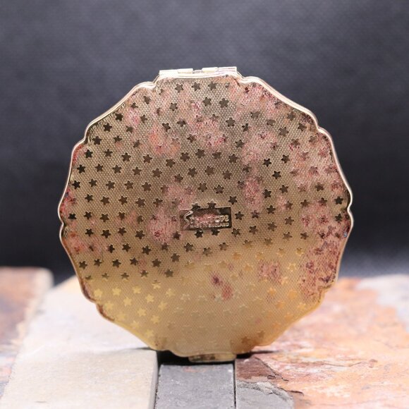 Vintage Stratton Powder Compact – Teal and Gold, Victorian Scene, Scalloped Edge - Picture 9 of 9